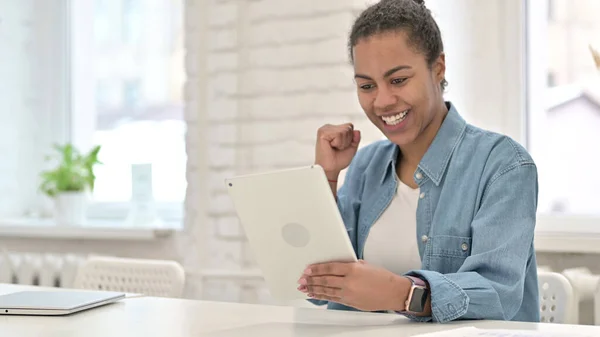 Jovem mulher africana animado para o sucesso em Tablet — Fotografia de Stock