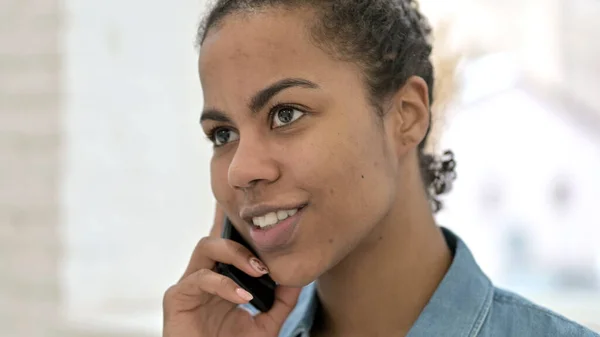 Close Up of Jovem Africano Mulher Face Falando no telefone — Fotografia de Stock