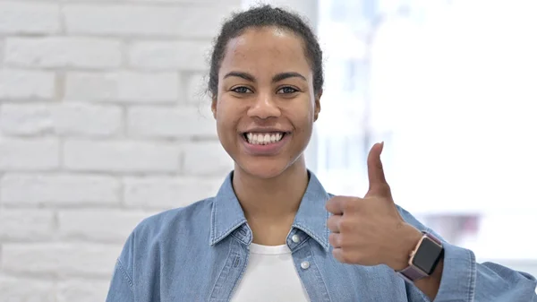 Junge Afrikanerin zeigt Daumen hoch — Stockfoto