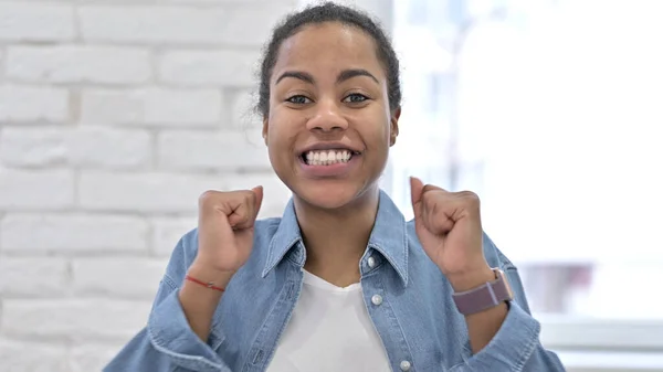 Emocionada joven africana celebrando el éxito — Foto de Stock