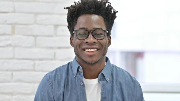 Vidám fiatal afrikai férfi mosolyog a kamera előtt — Stock Fotó
