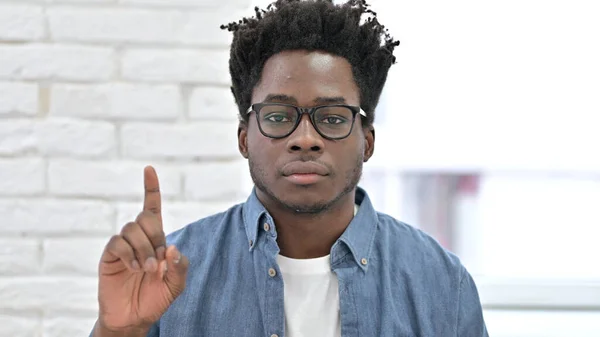 Ung afrikansk man säger nej med Finger Sign — Stockfoto