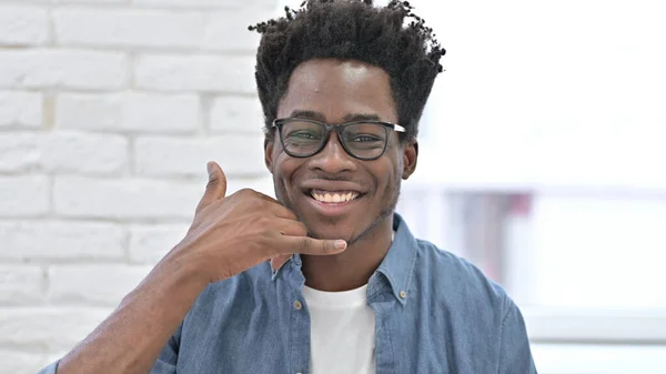Ung afrikansk man ber om samtal med Hand Sign — Stockfoto