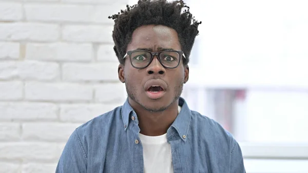 Upprörd ung afrikansk man blir chockad — Stockfoto