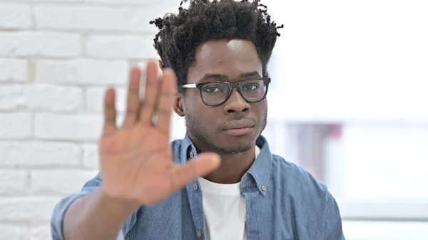 Jovem Africano dizendo Não com sinal de mão — Fotografia de Stock