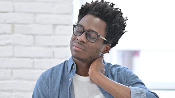 Cansado jovem homem africano tendo dor no pescoço — Fotografia de Stock