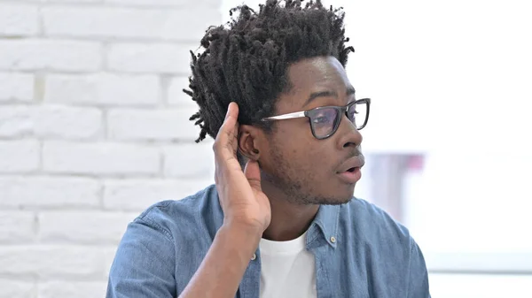 Odaklanmış Genç Afrikalı Adam Duymaya çalışıyor — Stok fotoğraf