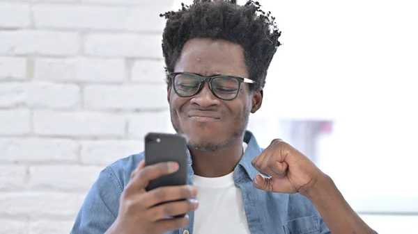 Jovem africano homem obter chocado no smartphone — Fotografia de Stock