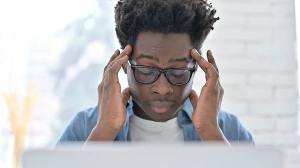 Portrét mladého Afričana s bolestí hlavy — Stock fotografie