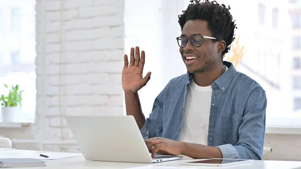 Mladý Afričan dělá video chat na notebooku — Stock fotografie