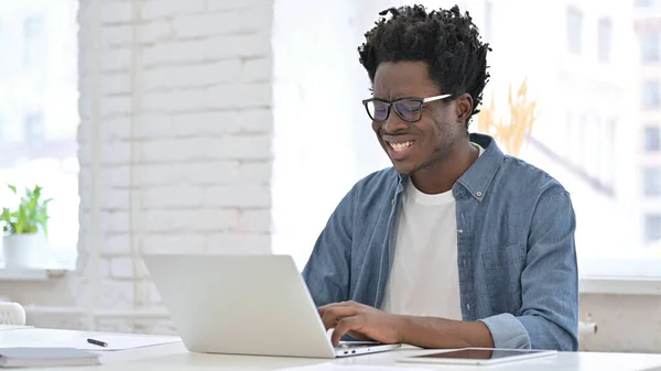 Young African Man get Failed on Laptop in Office — 스톡 사진