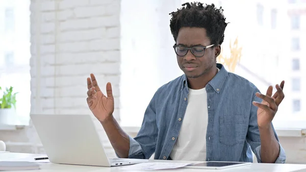 Upprörd ung afrikansk man som arbetar med dokument — Stockfoto