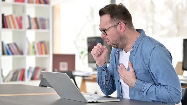 Hustenkranker junger Mann mit Brille bei der Arbeit, Halsschmerzen — Stockfoto