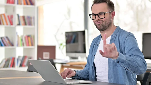 Joven con gafas diciendo no con el cartel principal — Foto de Stock