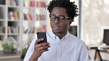 Smartphone kullanan Afrikalı Adam Portresi, İnternet Taraması