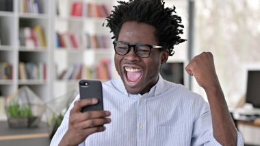 Akıllı Telefon 'da Afrikalı Adam Başarı Kutlaması