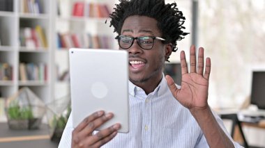 Tablet üzerinde Afrikalı Man tarafından Online Görüntülü Sohbet