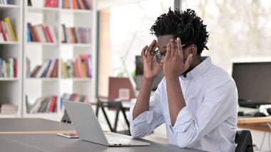 Afrikalı adamın iş yerinde başı ağrıyor