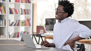 Afrikalı Adam İşyerinde Sırt Ağrısı Var