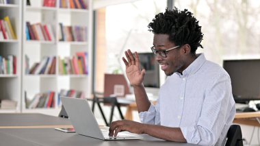Afrikalı Adam 'ın Laptop' taki Online Video Sohbeti