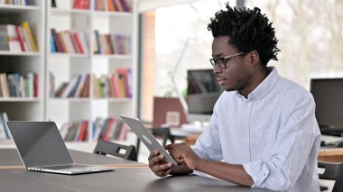 İşte Dijital Tablet kullanan Meşgul Afrikalı Adam