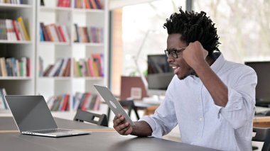 Afrikalı Adam Tablette Başarı Kutlaması, Kazanan