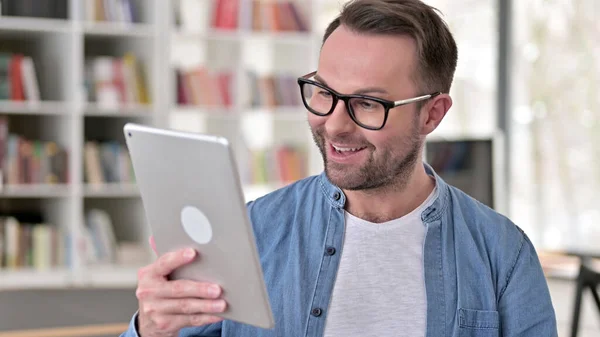 Video Chat em Tablet por Jovem em Óculos — Fotografia de Stock