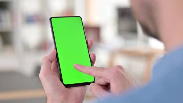 Mężczyzna korzystający z zielonego ekranu smartfona, klawisz Chroma — Zdjęcie stockowe