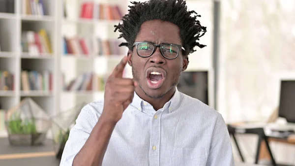 Irritado jovem africano argumentando e lutando — Fotografia de Stock