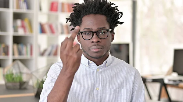 Övergreppsfri afrikansk man som visar mellanfingret — Stockfoto