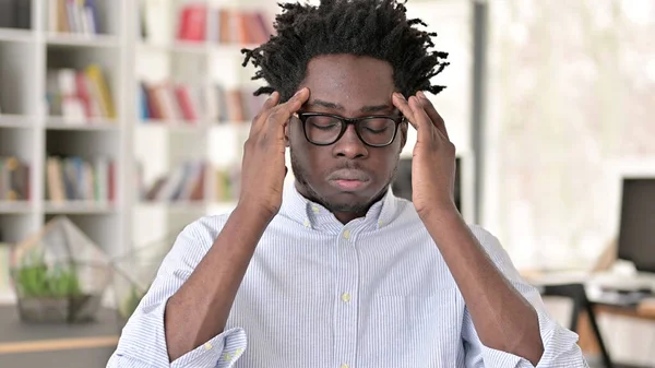 Homem africano jovem com dor na cabeça, dor de cabeça — Fotografia de Stock