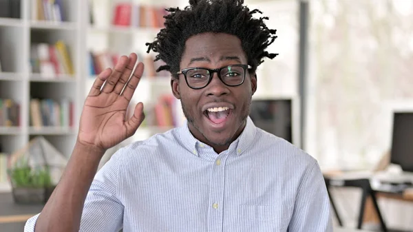 Alegre jovem africano homem vídeo bate-papo — Fotografia de Stock