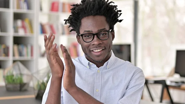 Uppskattande ung afrikansk man klappning — Stockfoto