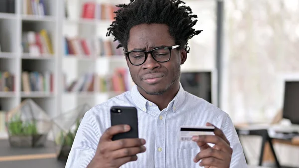 Falha no pagamento on-line no Smartphone para o homem africano perturbado — Fotografia de Stock