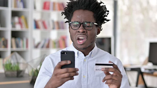 Rejeição de compras on-line, homem africano perturbado — Fotografia de Stock