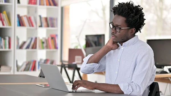 Afrikansk man med nacksmärta Arbeta på laptop — Stockfoto