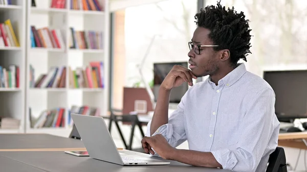 Pensiv afrikansk man tänker på jobbet, Brainstorming — Stockfoto