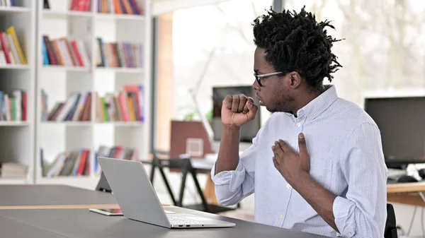 Sjuk hosta Afrikansk man Arbetar på laptop — Stockfoto