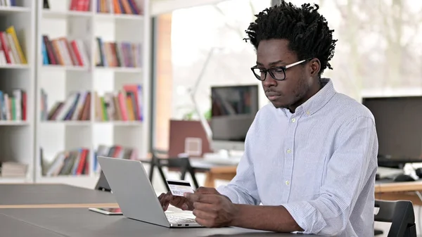 Online nakupování na notebooku od African Man — Stock fotografie