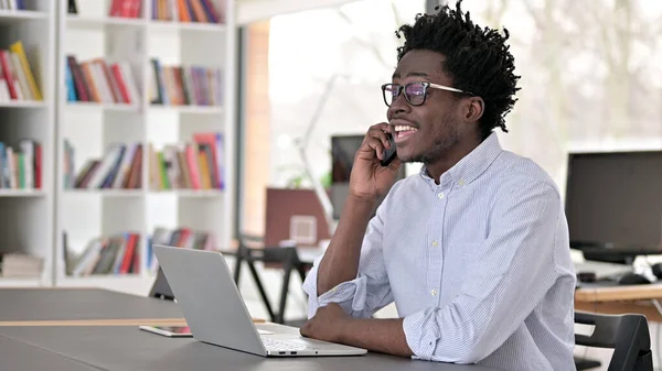 직장에서 전화 통화를 하는 행복 한 아프리카 남자 — 스톡 사진