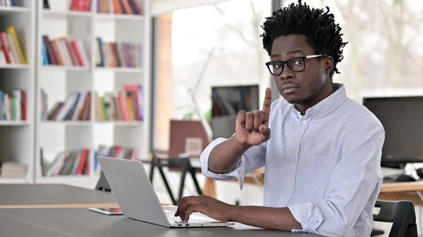 Afrikansk man som avvisas av Finger Sign at Work — Stockfoto