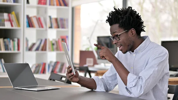 Videochatt på surfplatta av African Man at Work — Stockfoto