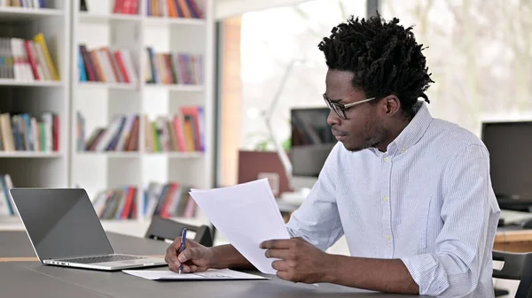 Pappersarbete av African Man in Office — Stockfoto