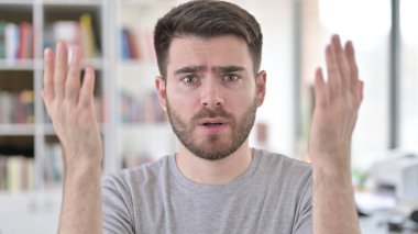 Kayıp 'a Tepki Veren Genç Adam