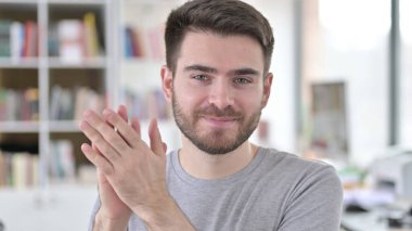 Alkışlayan ve Alkışlayan Genç Adam 'ın Portresi