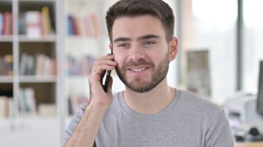 Akıllı telefondan konuşan genç adamın portresi