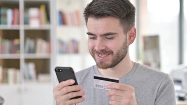 Mutlu Genç Adam 'dan Başarılı Çevrimiçi Ödeme