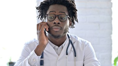 Afrikalı Doktor Klinikte Telefon Konuşması