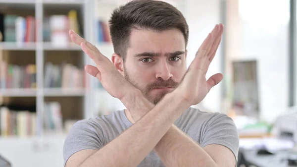 Portrét mladého muže odmítajícího gestem ruky — Stock fotografie