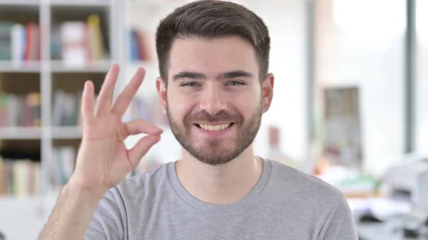 Portret van OK Teken door Tevreden jonge man — Stockfoto